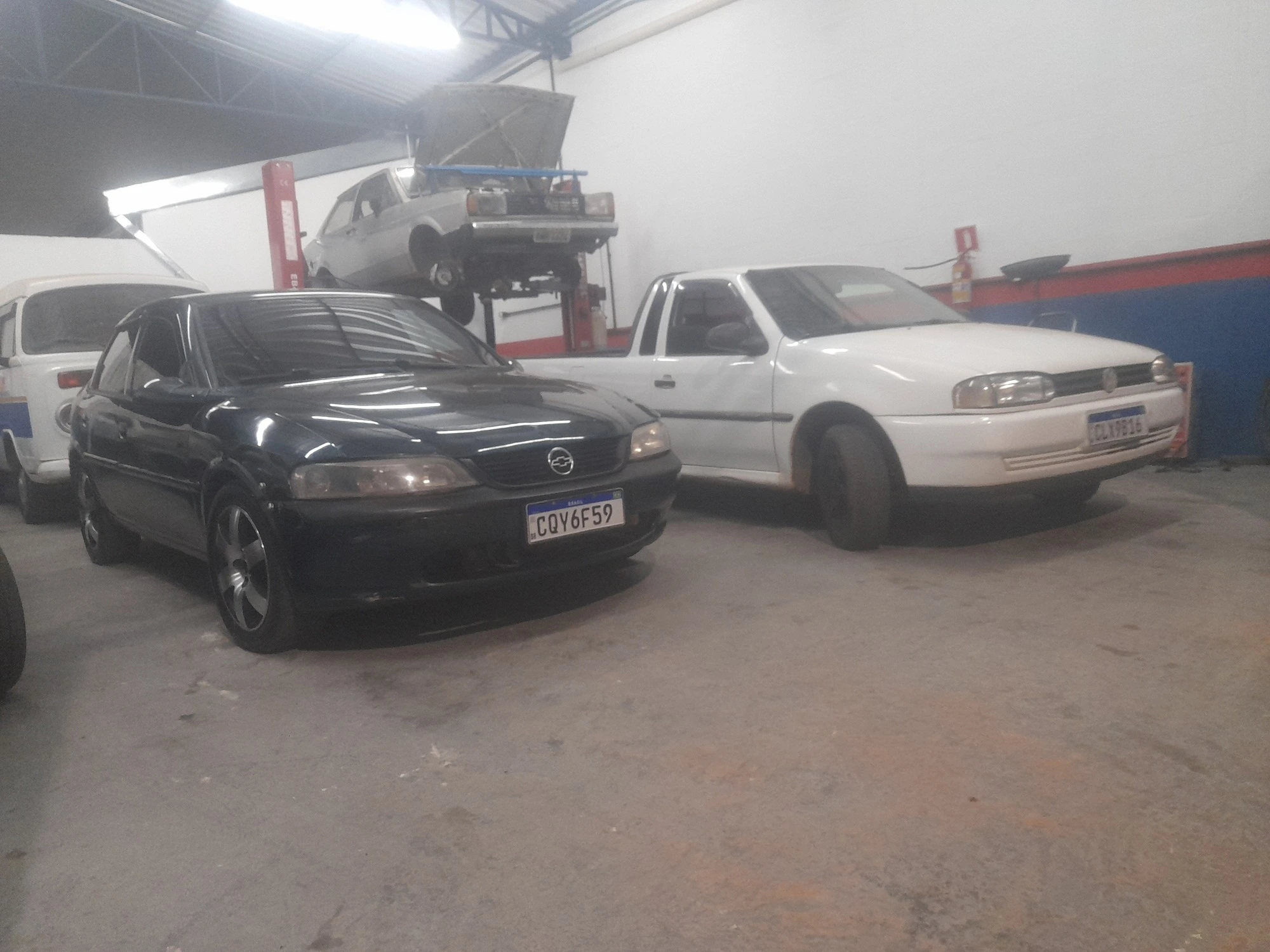 Carros sendo consertados