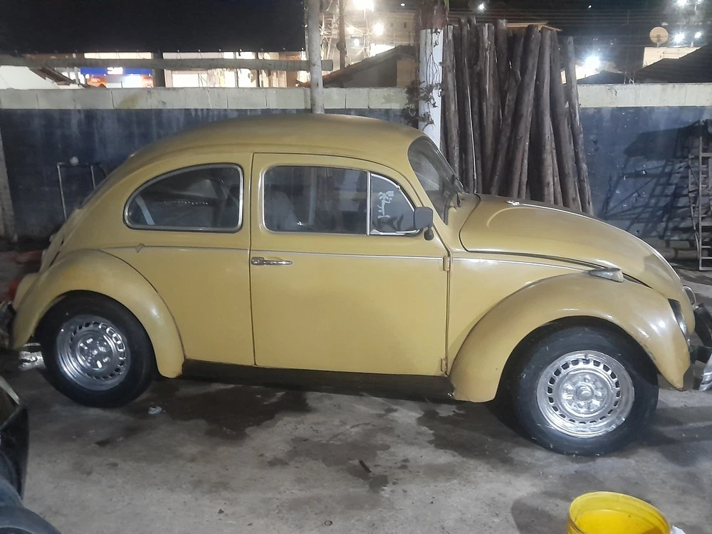 Fusca sendo consertado