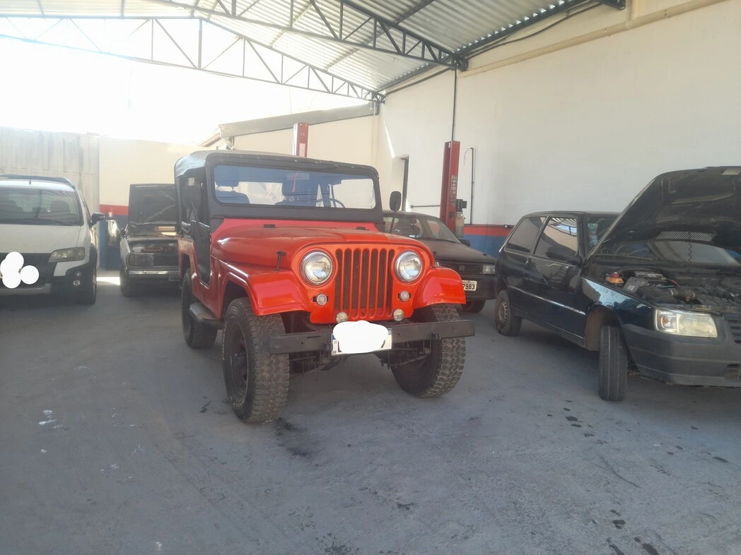 Jeep sendo consertado