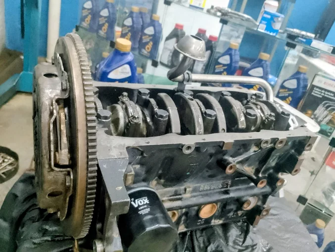 Motor de carro sendo consertado